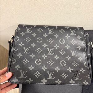 Louis Vuitton Elegant Black Interior Bag